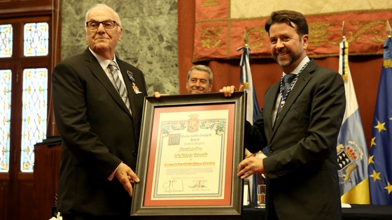 Imagen de El Cabildo entrega a Elfidio Alonso la Medalla de Oro de Tenerife