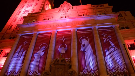 Imagen de El Cabildo estrena la iluminación de su fachada principal con motivo de las fiestas navideñas