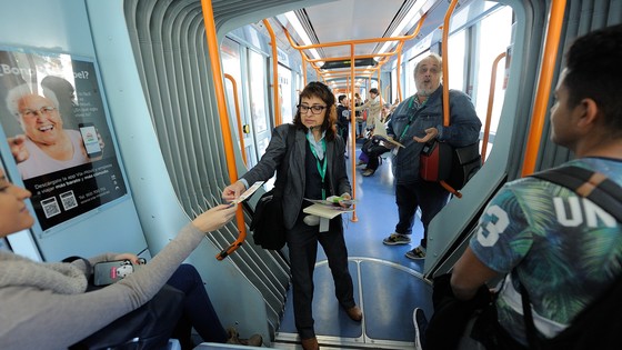 Imagen de   El Cabildo organiza una lectura de poemas en el tranvía con motivo del Día de las Letras Canarias