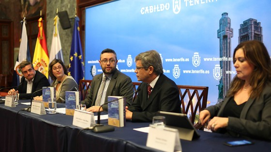 Imagen de El Cabildo acoge la presentación del libro Cómo la prensa nos cuenta la crisis, de Lara Carrascosa