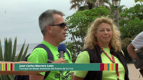 Imagen de El Cabildo y el Ayuntamiento de Puerto de la Cruz congregan a medio centenar de voluntarios para limpiar Playa Jardín