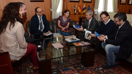 Imagen de El Cabildo recibe la visita de la escritora y expresidenta de Ecuador, Rosalía Arteaga