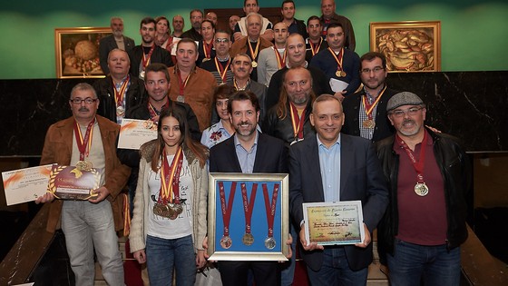 Imagen de El Cabildo recibe a los canaricultores de  Tenerife premiados en el último campeonato del mundo