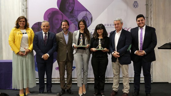 Imagen de Los Premios Estamos con Ellas recaen en la presidenta de la Asociación Ángeles Machado, Ana Hernández; y el Grupo Disa