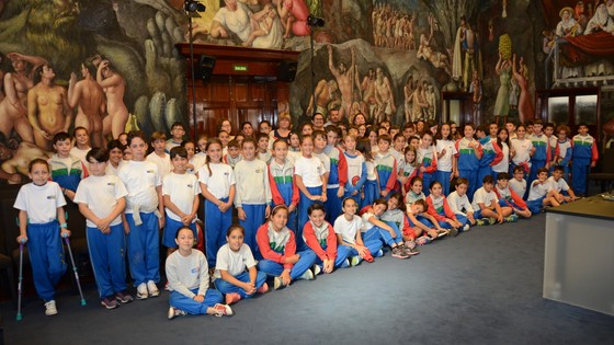 Imagen de Escolares del colegio Nuryana conocen las pinturas murales del Salón Noble del Cabildo