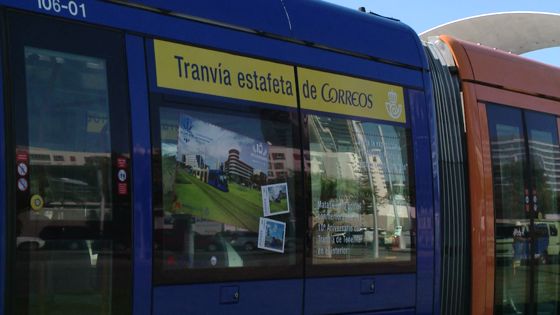 Imagen de El Tranvía se convierte en estafeta de Correos en sus 10 años de servicio