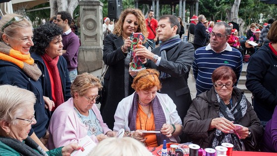 Imagen de El Cabildo y el Ayuntamiento de Santa Cruz inauguran el tradicional mercadillo solidario