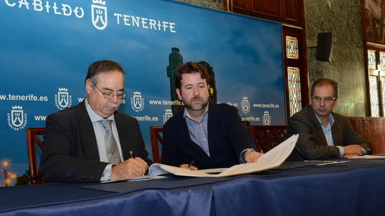 Imagen de El Cabildo y el Gobierno de Canarias firman el convenio para que el tramo Vera de Erques-Santiago del Teide pueda entrar en servicio en el primer trimestre de 2015