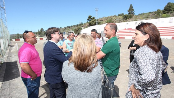 Imagen de El Cabildo y la Federación Tinerfeña de Fútbol invertirán medio millón de euros en el césped artificial del campo de fútbol El Mayato